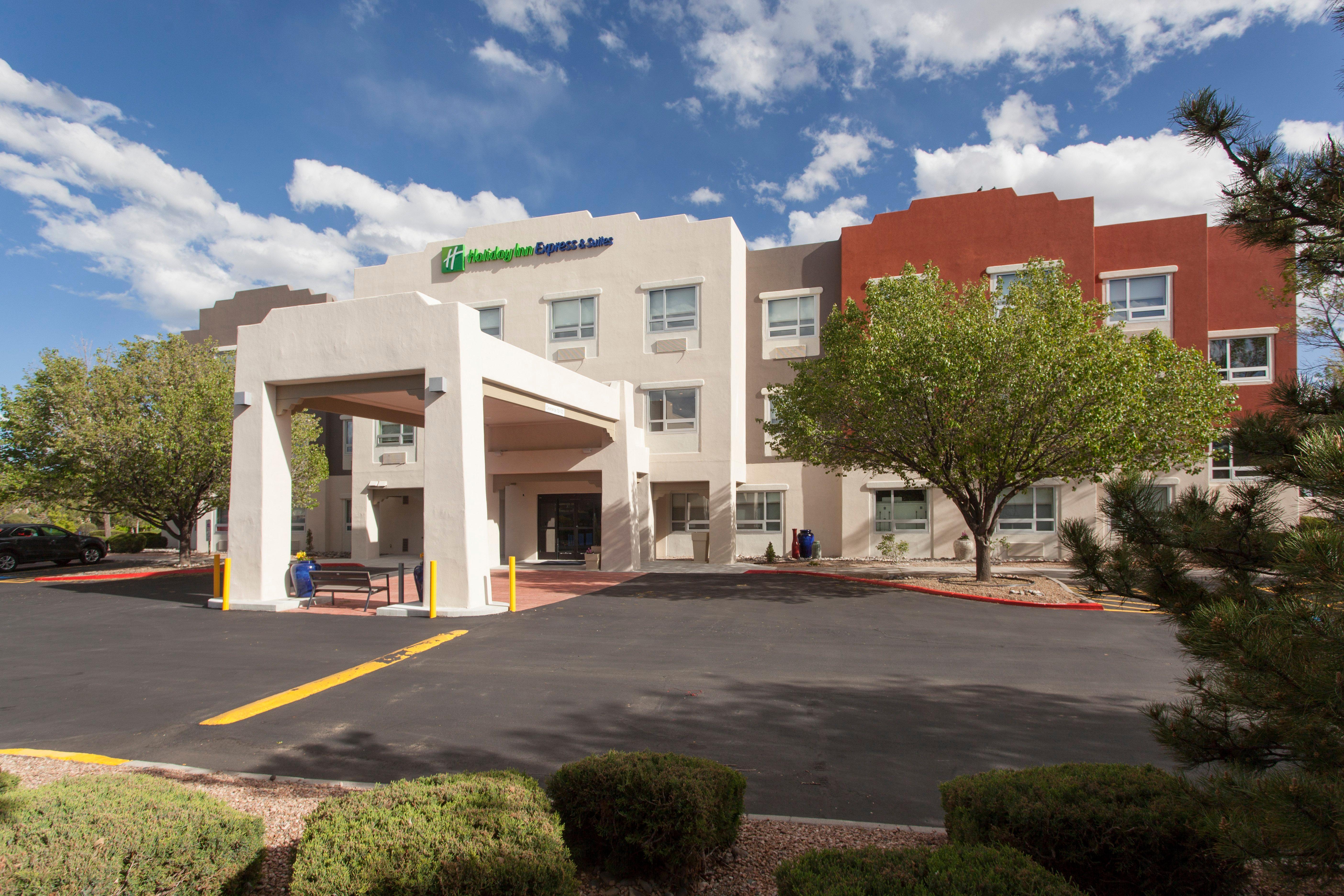 Holiday Inn Express & Suites Santa Fe Exterior photo